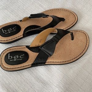 B O C black flip flops
